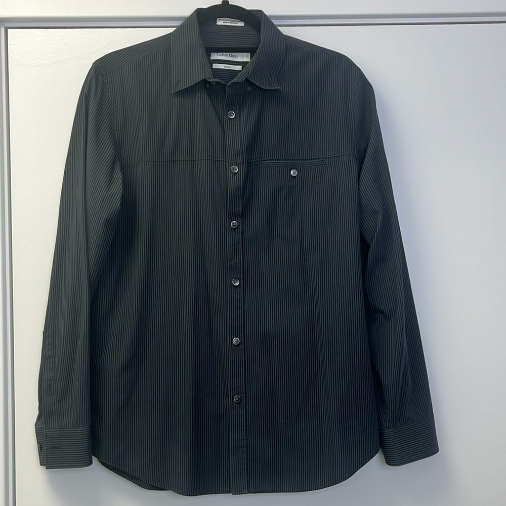 Calvin Klein Men’s Slim Fit black and gray button down shirt- size small